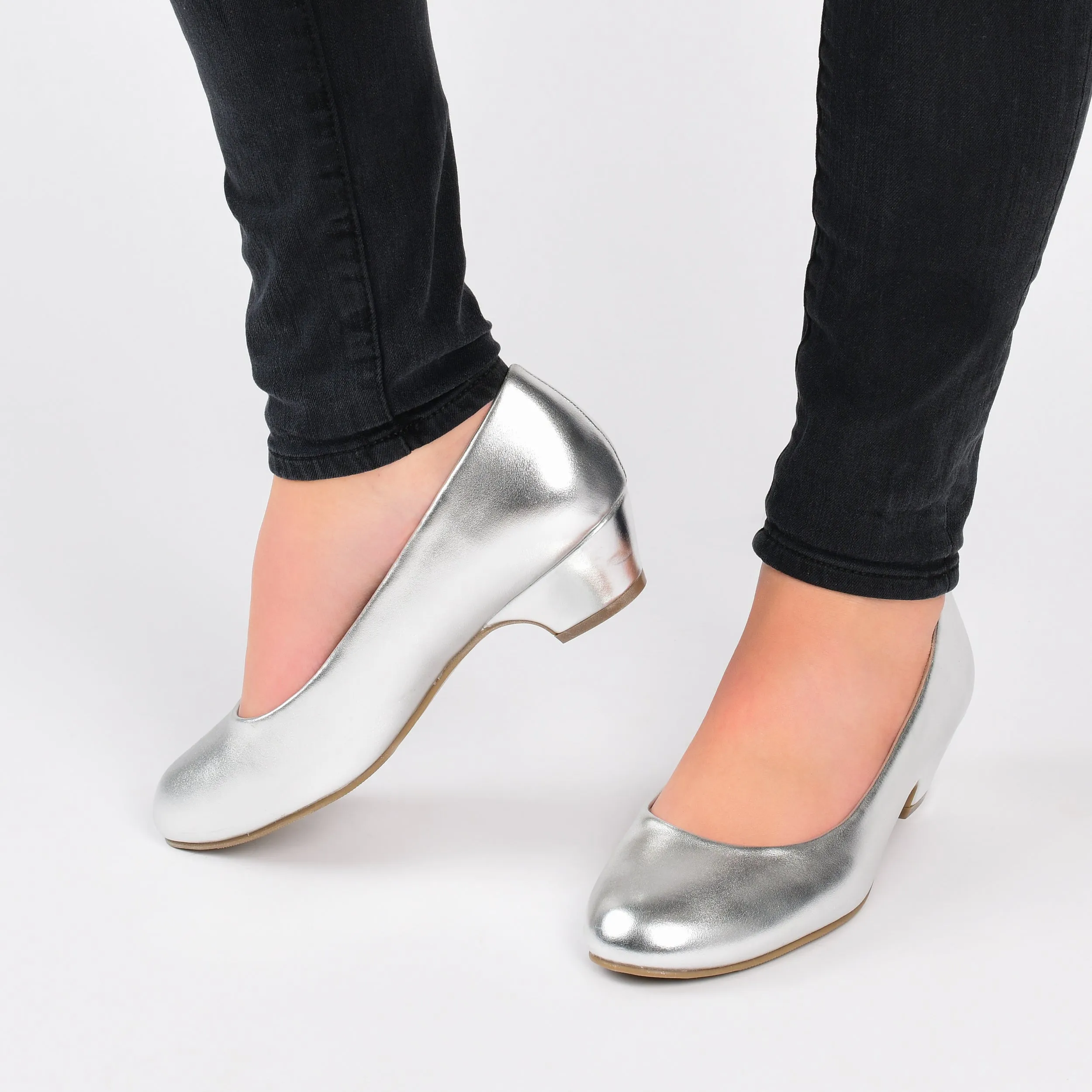 Journee Collection Women's Comfort Saar Pump